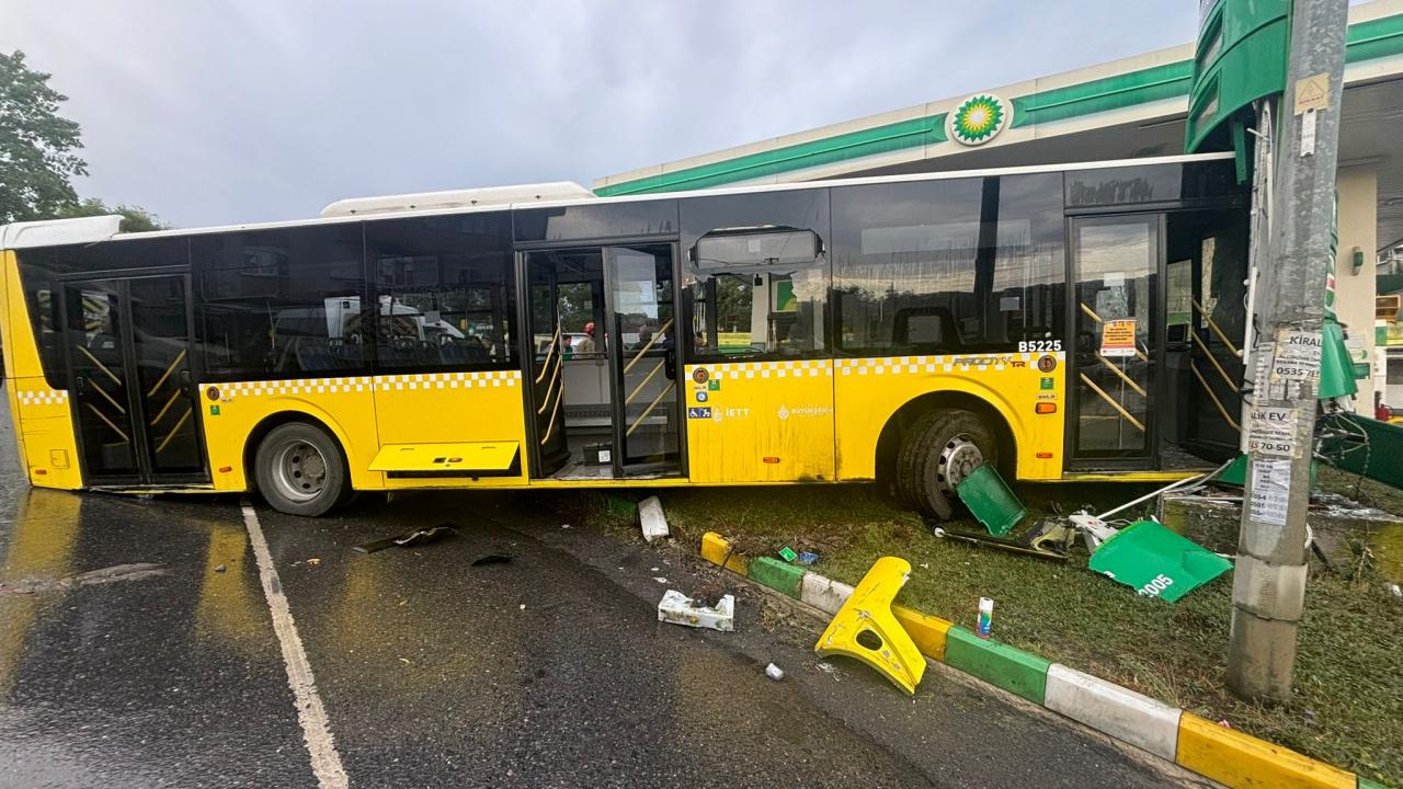 İETT otobüsü 3 araca çarpıp akaryakıt istasyonuna daldı: 1’i ağır 3 yaralı